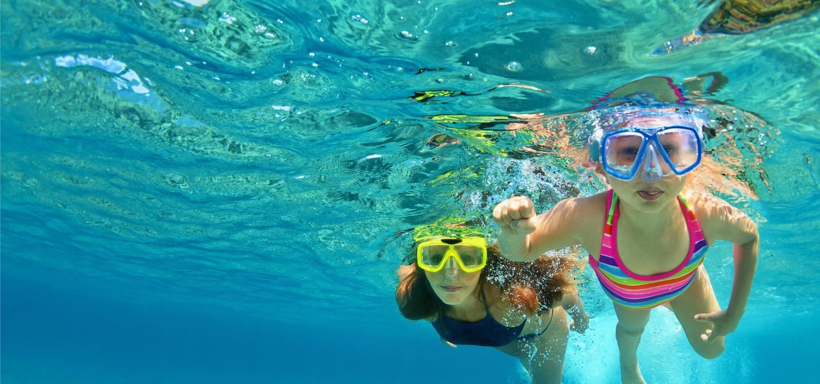 Viajantes aproveitando uma experiência de viagem
